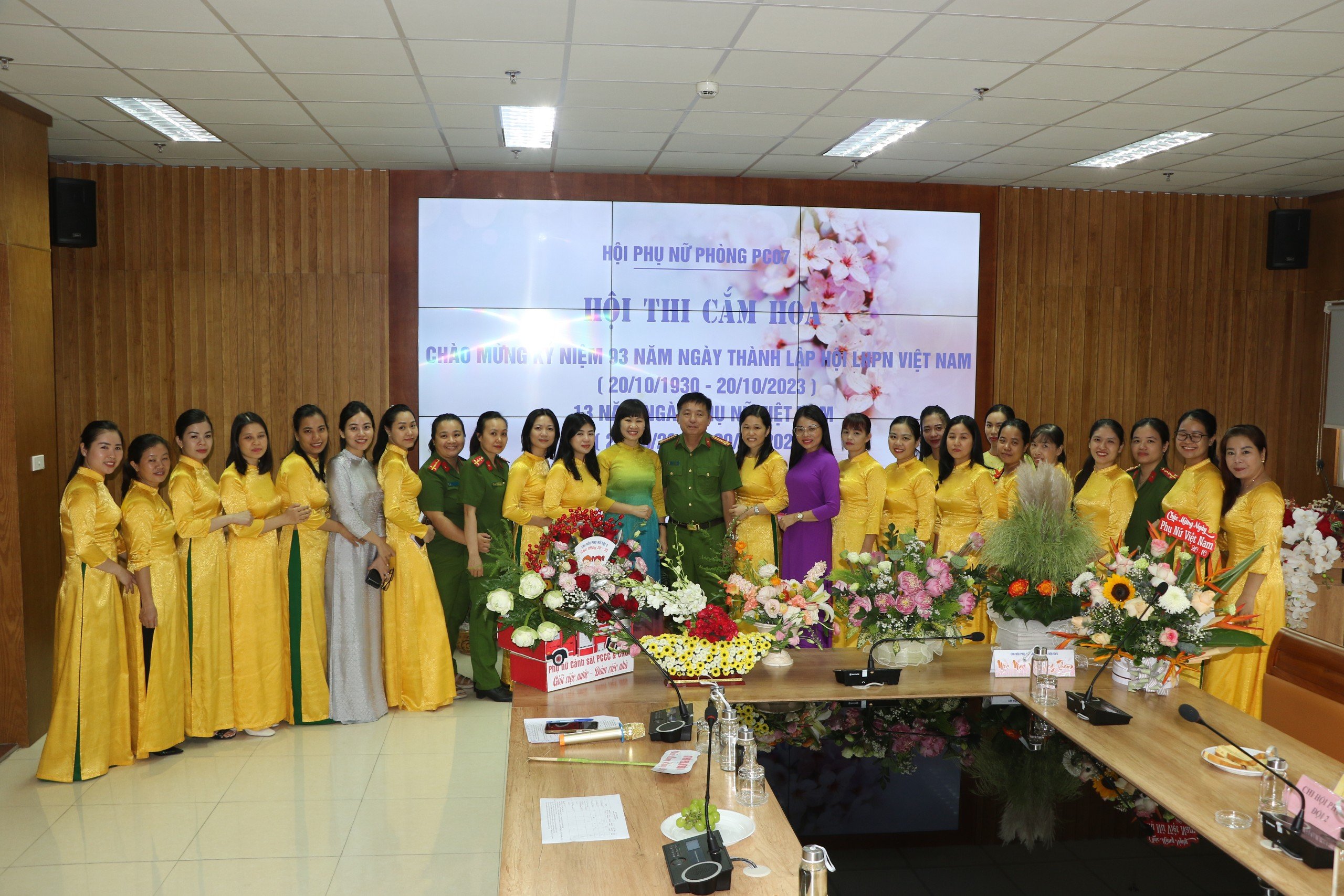 Hội phụ nữ Phòng Cảnh sát PCCC&CNCH: Sôi nổi hội thi cắm hoa chào mừng Ngày Phụ nữ Việt Nam 20/10/2023